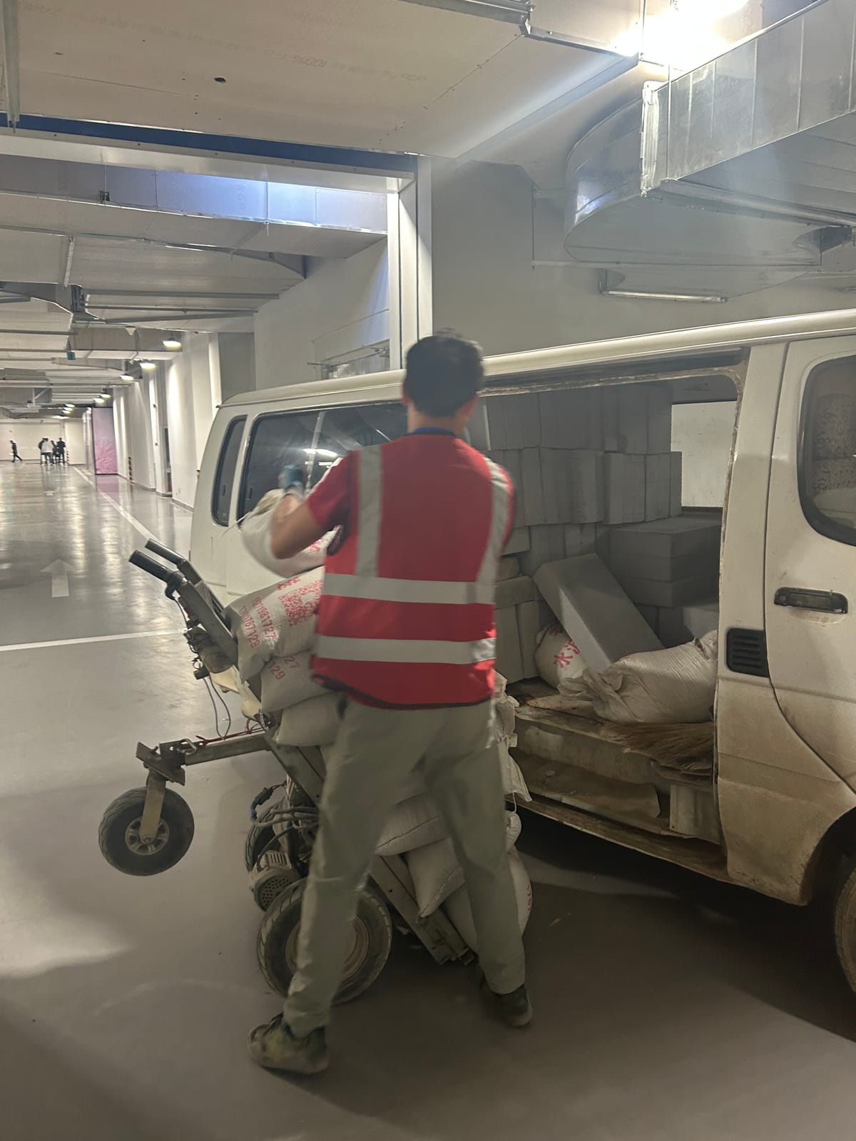 工人装袋装车实拍,小区地下室也能送到