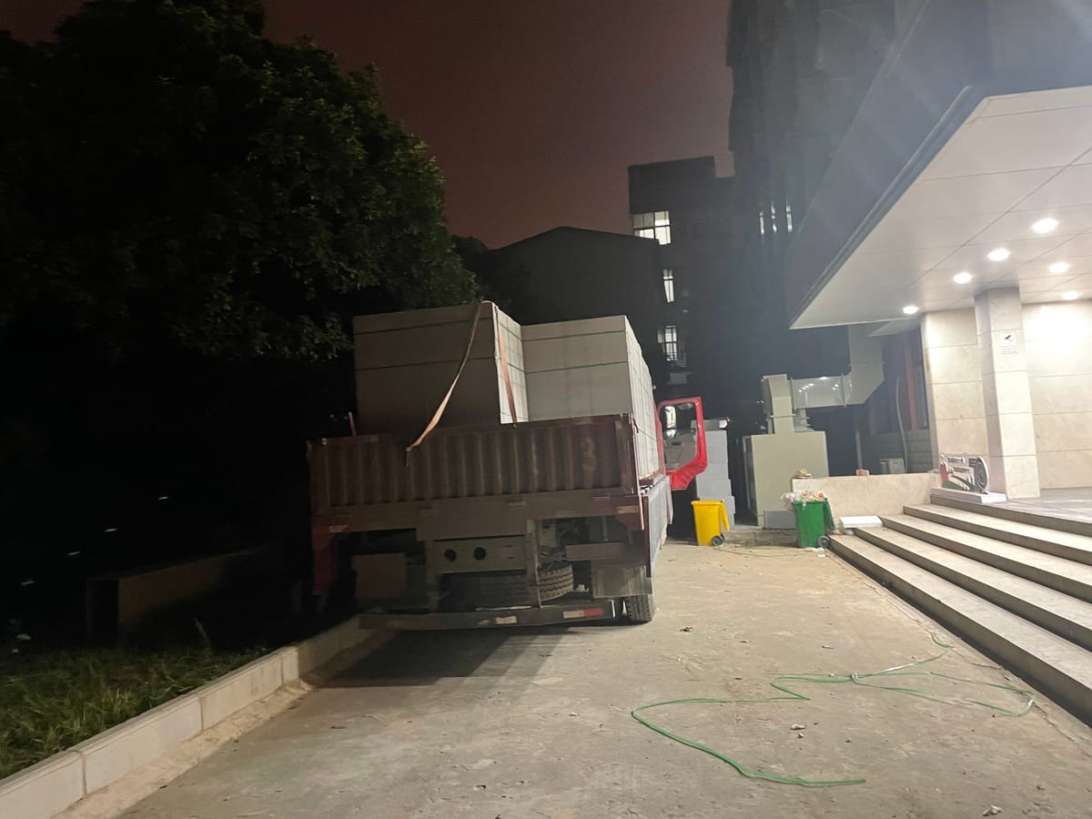 夜间加气块配送到工地实拍