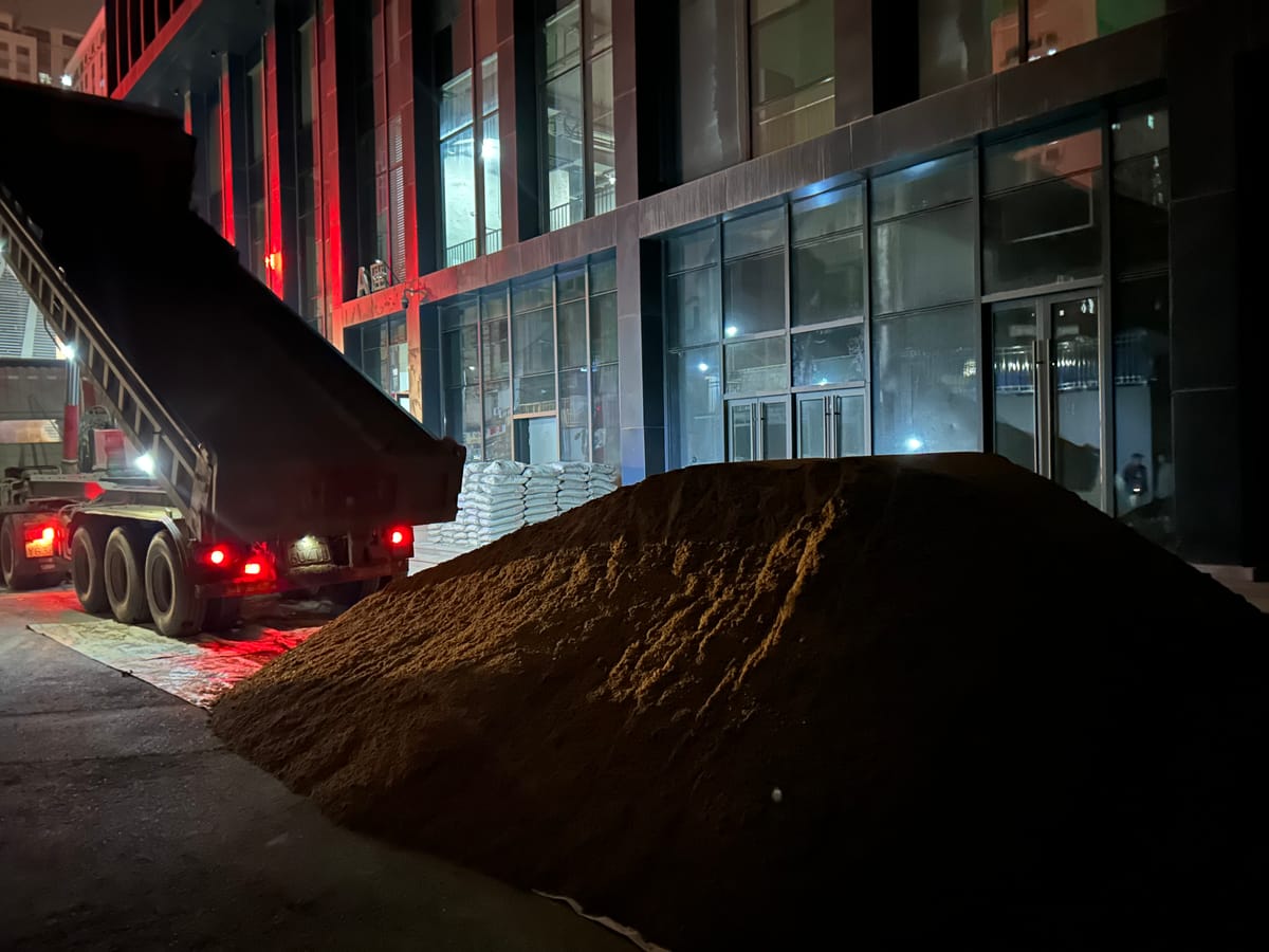 夜间大车卸沙到工地门口实拍